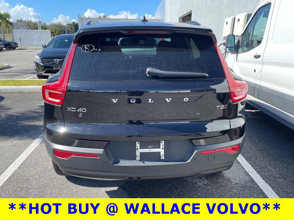 2022 Volvo XC40 R-Design