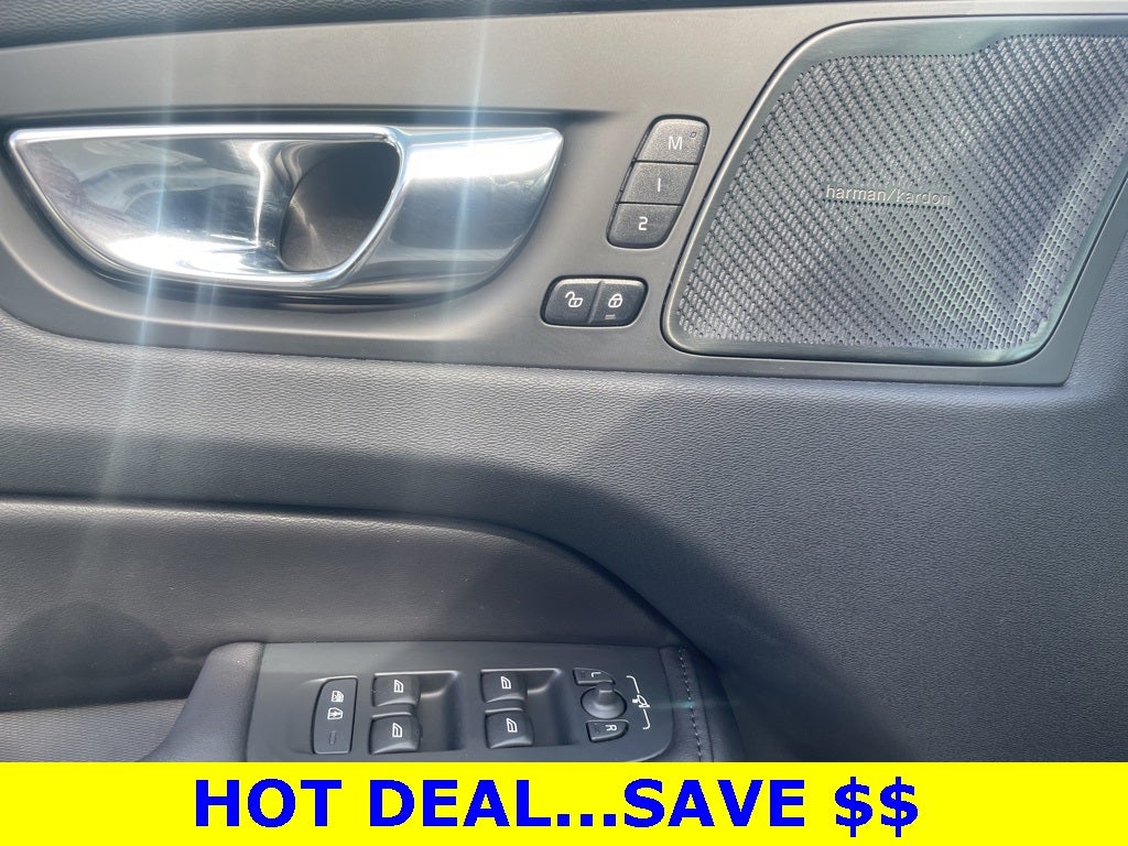 2023 Volvo XC60 Recharge Plug-In Hybrid T8 Plus Dark Theme