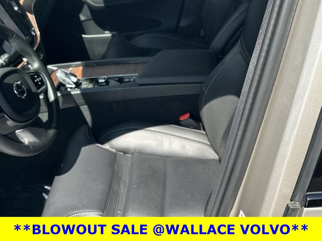 2024 Volvo XC60 B5 Ultimate Dark Theme