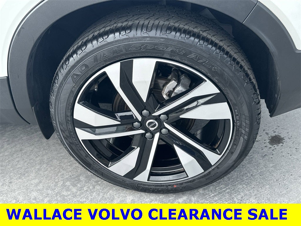 2024 Volvo XC40 B5 Plus Dark Theme