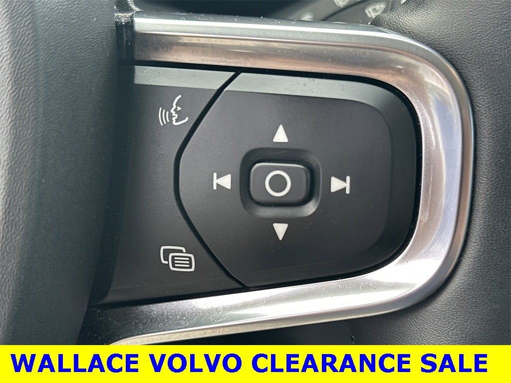 2024 Volvo XC40 B5 Plus Dark Theme