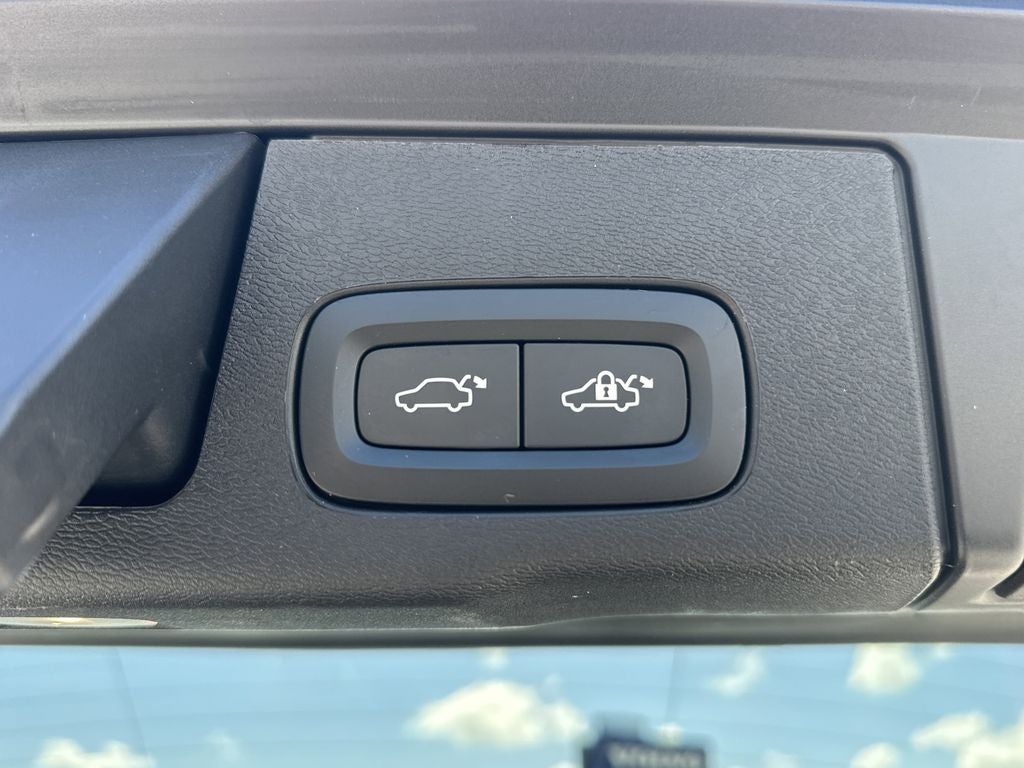 2023 Volvo XC60 B5 Plus Dark Theme