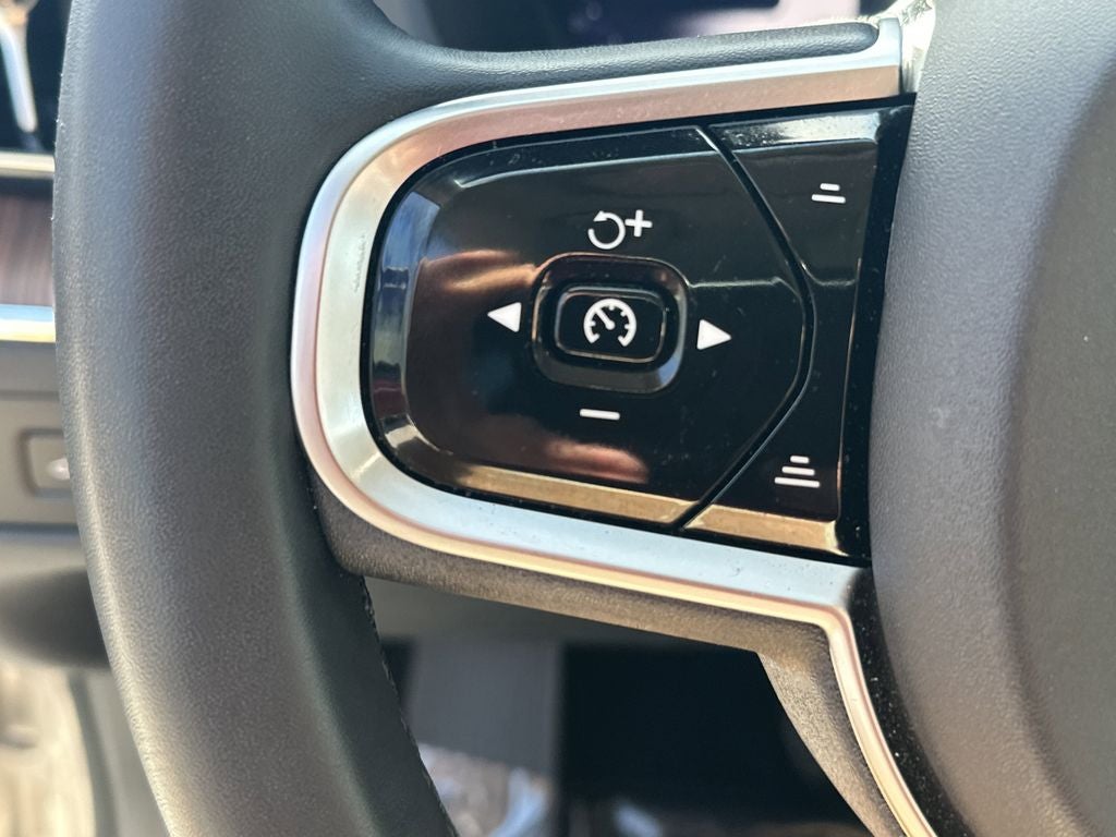 2023 Volvo XC60 B5 Plus Dark Theme